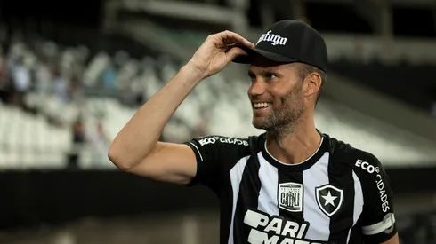 Atualmente, Joel Carli trabalha no Botafogo – Foto: Jorge Rodrigues/AGIF