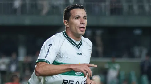 Leandro Damiao jogador do Coritiba comemora seu gol durante partida contra o Ituano no estadio Couto Pereira pelo campeonato Brasileiro B 2024. Robson Mafra/AGIF