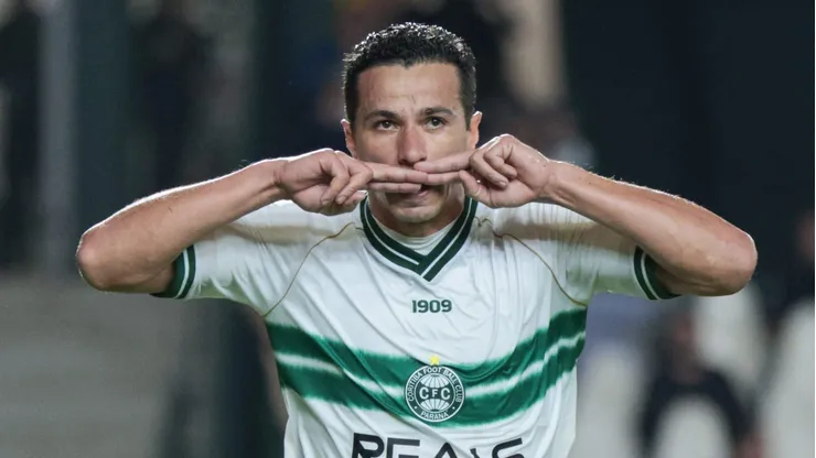 Leandro Damiao jogador do Coritiba comemora seu gol durante partida contra o Ituano no estadio Couto Pereira pelo campeonato Brasileiro B 2024. Robson Mafra/AGIF