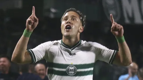 Matheus Frizzo jogador do Coritiba comemora seu gol durante partida contra o Ituano no estadio Couto Pereira pelo campeonato Brasileiro B 2024. Gabriel Rosa Machado/AGIF