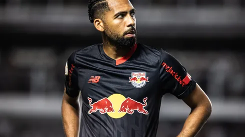 Matheus Fernandes em confronto contra o Santos no Campeonato Brasileiro de 2023.