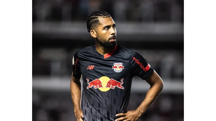 Matheus Fernandes em confronto contra o Santos no Campeonato Brasileiro de 2023.
