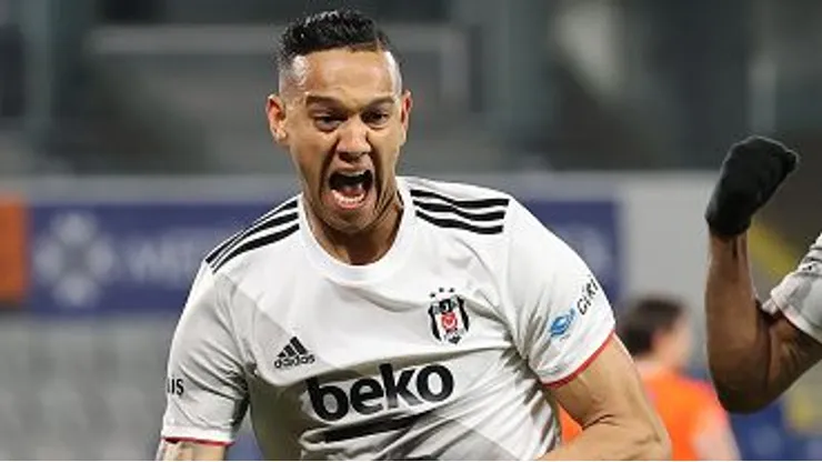 Souza, alvo do Vasco, atuando no Besiktas-TUR em 2021