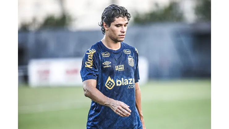 Dodô durante treinamento do Santos. Jogador está na mira do Vitória.
