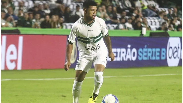 Lucas Ronier durante confronto contra o Sport na Série B de 2024.