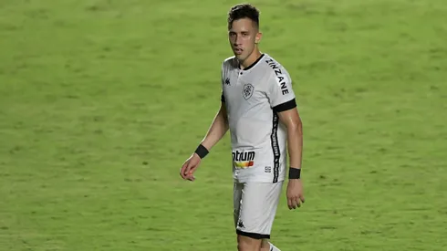 Matheus Frizzo com a camisa do Botafogo durante confronto contra o Vasco no Carioca de 2021.
