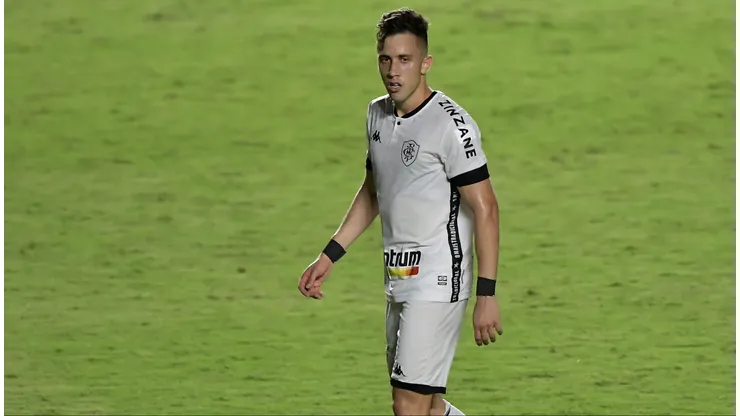 Matheus Frizzo com a camisa do Botafogo durante confronto contra o Vasco no Carioca de 2021.