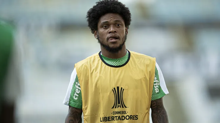 Luiz Adriano jogador do Palmeiras durante aquecimento antes da partida contra o Santos no estadio Maracana pelo campeonato Libertadores 2020. Atacante é criticado no Leão.