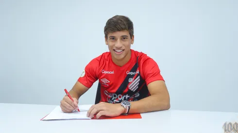 Foto: José Tramontin/athletico.com.br - João Cruz em assinatura do novo contrato com o Athletico-PR.