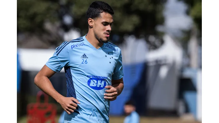 Foto: Gustavo Aleixo/Cruzeiro - Lucas Oliveira durante treinamento na Toca da Raposa 2 em 2022.
