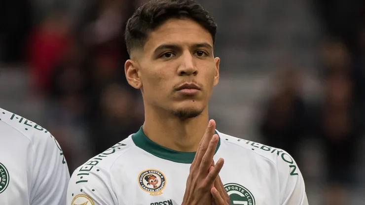 Caetano jogador do Goias durante execucao do hino nacional antes da partida contra o Athletico-PR no estadio Arena da Baixada pelo campeonato Brasileiro A 2022. Zagueiro está de saída do time paulista.