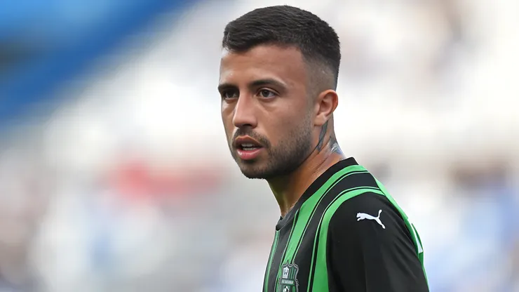Matheus Henrique of US Sassuolo looks on during the Serie A TIM match between US Sassuolo and Hellas Verona FC at Mapei Stadium - Citta' del Tricolore on September 01, 2023 in Reggio nell'Emilia, Italy. Volante está 'encaminhado' com o time mineiro.