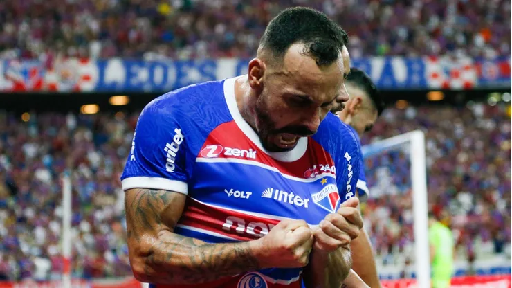 Moises jogador do Fortaleza comemora seu gol durante partida contra o CRB no estadio Arena Castelao pelo campeonato Copa Do Nordeste 2024. Baggio Rodrigues/AGIF