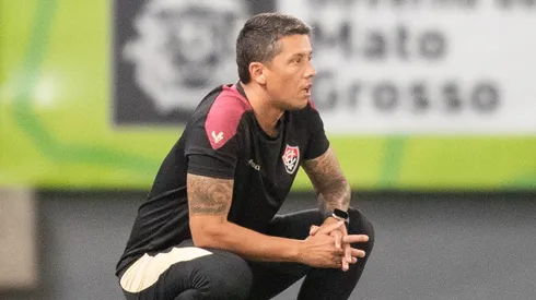 Thiago Carpini tecnico do Vitoria durante partida contra o Cuiaba no estadio Arena Pantanal pelo campeonato Brasileiro A 2024. Gil Gomes/AGIF