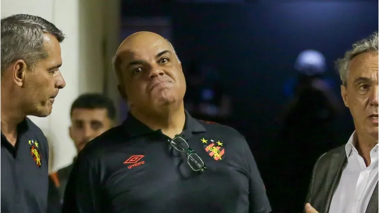 Yuri Romão presidente do Sport conversa com Evandro de Carvalho presidente da Federação Pernambucana de Futebol no estádio Ilha do Retiro antes da partida entre Sport e Atletico/GO pelo campeonato Brasileiro B 2023.