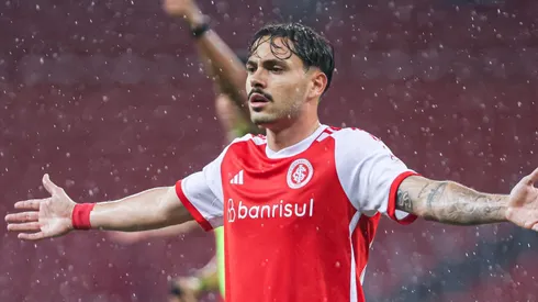 Mauricio jogador do Internacional reclama com a arbitragem durante partida contra o Bahia no estádio Beira-Rio pelo campeonato Brasileiro A 2024.