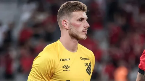 Bento goleiro do Athletico-PR durante partida contra o Londrina no estádio Arena da Baixada pelo campeonato Paranaense 2024. Goleiro deve deixar o time.