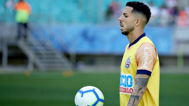 Flávio antes de partida pelo Bahia. Retorno do jogador é desejado.
