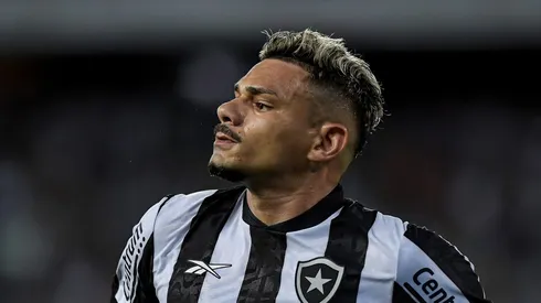 Tiquinho Soares jogador do Botafogo comemora seu gol durante partida contra o Aurora no estádio Engenhão pelo campeonato Copa Libertadores 2024. Comentarista fez projeção envolvendo o jogador e seu time.