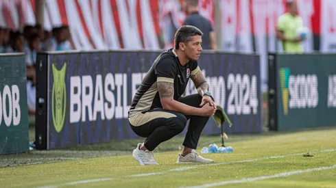 Thiago Carpini vai precisar lidar com polêmicas envolvendo o elenco do Vitória. Fotos: Victor Ferreira/EC Vitória