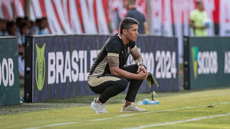 Thiago Carpini vai precisar lidar com polêmicas envolvendo o elenco do Vitória. Fotos: Victor Ferreira/EC Vitória