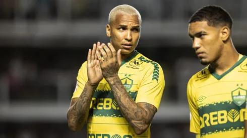 Deyverson jogador do Cuiaba durante partida contra o Santos no estadio Vila Belmiro pelo campeonato Brasileiro A 2023. Atacante voltou ao clube do Mato Grosso.