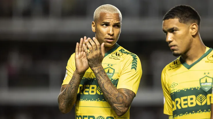 Deyverson jogador do Cuiaba durante partida contra o Santos no estadio Vila Belmiro pelo campeonato Brasileiro A 2023. Atacante voltou ao clube do Mato Grosso.