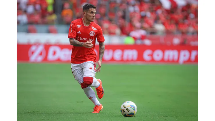 Fabricio Bustos jogador do Internacional durante partida contra o Sao Luiz-RS no estadio Beira-Rio pelo campeonato Gaucho 2024. Argentino deve ficar no clube.