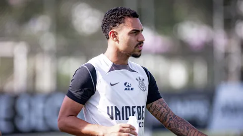 Matheuzinho jogador do Corinthians durante chegada do time para treino no Centro de Treinamento CT Joaquim Grava. Jogador virou alvo da torcida