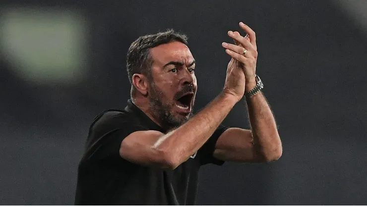 Artur Jorge tecnico do Botafogo durante partida contra o Vitoria no estadio Engenhao pelo campeonato Copa Do Brasil 2024. Thiago Ribeiro/AGIF