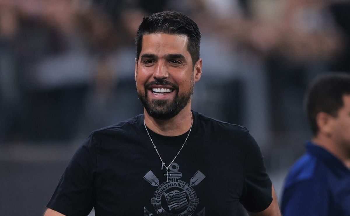 Corinthians atravessa polêmicas, mas Antònio Oliveira mantém time de pé