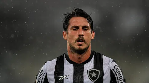 Gabriel Pires atuando no Botafogo em 2023