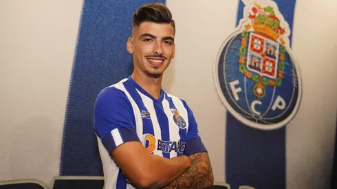 André Franco com a camisa do Porto. Jogador entra na mira do Corinthians. Foto: Divulgação/Porto