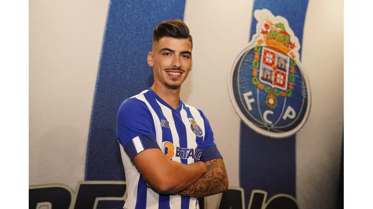 André Franco com a camisa do Porto. Jogador entra na mira do Corinthians. Foto: Divulgação/Porto