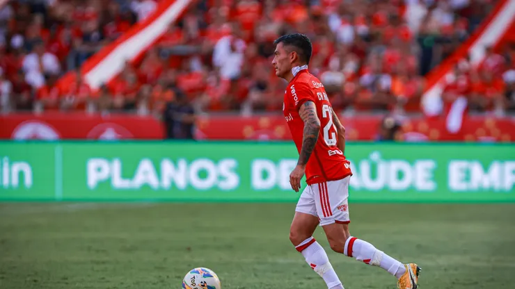 Charles Aranguiz jogador do Internacional durante partida contra o Caxias no estadio Beira-Rio pelo campeonato Gaucho 2024. Meio-campista deve deixar o clube