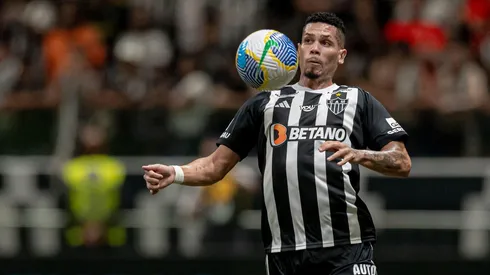 Paulinho com a bola pelo Galo (Alamy Stock Photo)