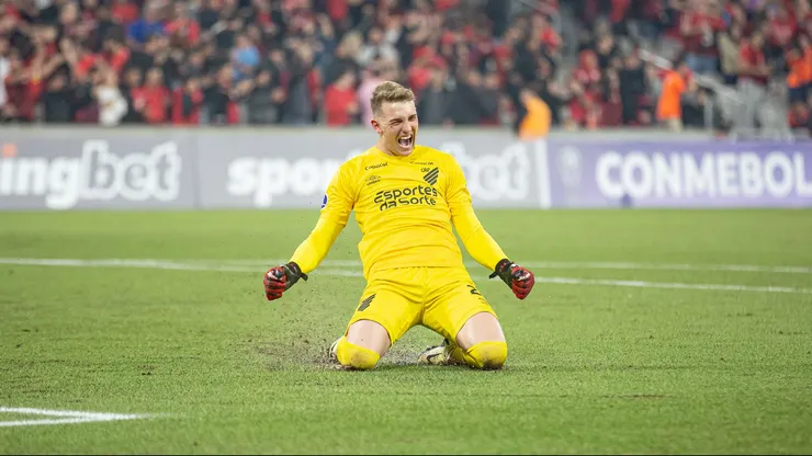 Leo Linck goleiro do Athletico-PR durante partida contra o Cerro Porteno no estadio Arena da Baixada pelo campeonato Copa Sul-Americana 2024