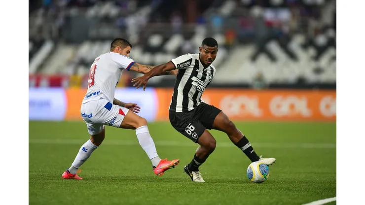 Cuiabano e Everaldo no confronto entre Bahia e Botafogo no Brasileirão 2024.