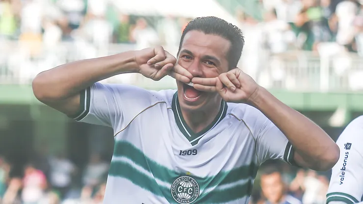 Leandro Damião jogador do Coritiba comemora seu gol durante partida contra o Cianorte no estádio Couto Pereira pelo campeonato Paranaense 2024. Centrovante em duelo pelo Coxa.