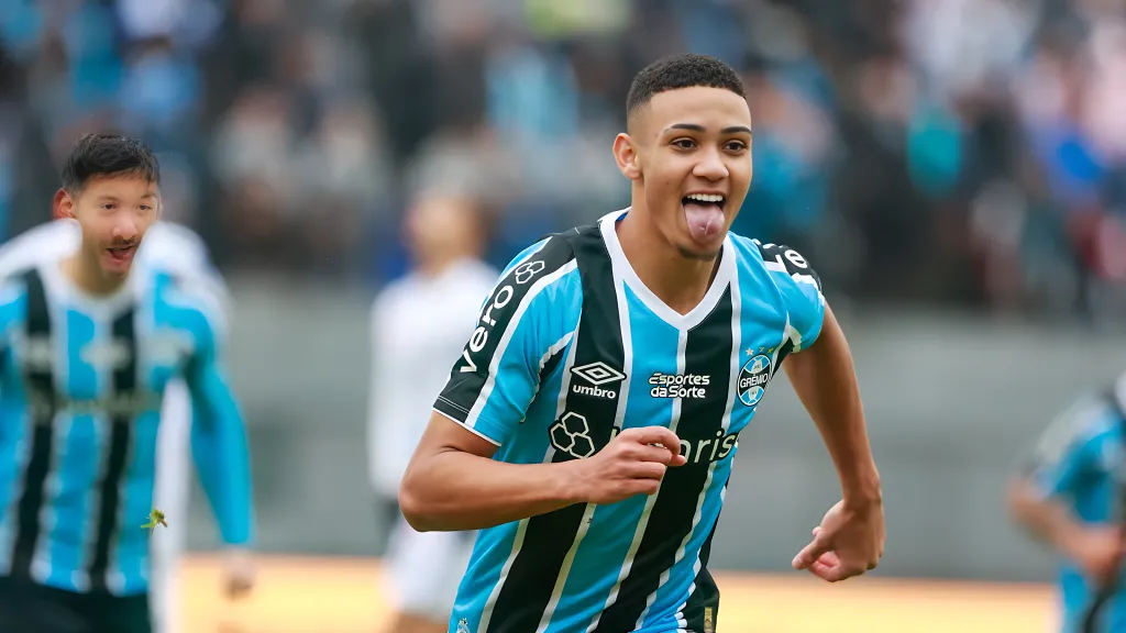 Gustavo Nunes comemorando gol pelo Grêmio. Foto: Luiz Erbes/AGIF