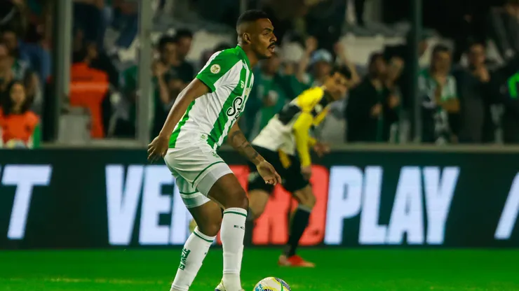 Caique jogador do Juventude durante partida contra o Criciuma no estadio Alfredo Jaconi pelo campeonato Brasileiro A 2024. Meio-campista é cotado no Inter
