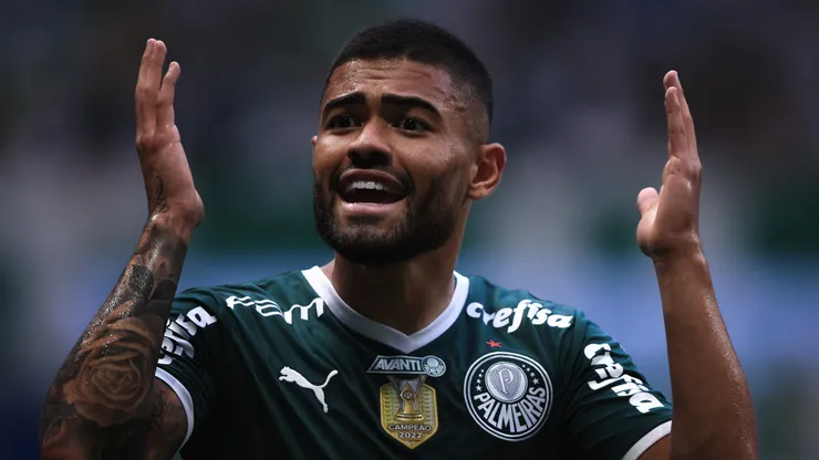 Bruno Tabata jogador do Palmeiras reclama com a arbitragem durante partida contra o Sao Paulo no estadio Arena Allianz Parque pelo campeonato Paulista 2023. Foto: Ettore Chiereguini/AGIF
