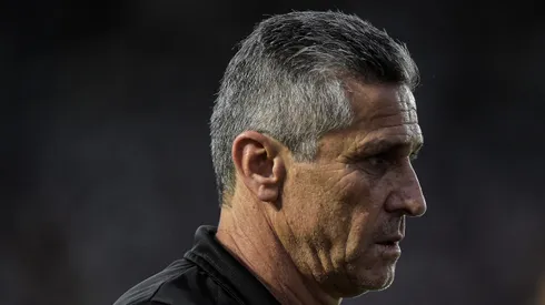 Jorginho recebe notícia e Coritiba acerta saída de zagueiro (Foto: Thiago Ribeiro/AGIF)
