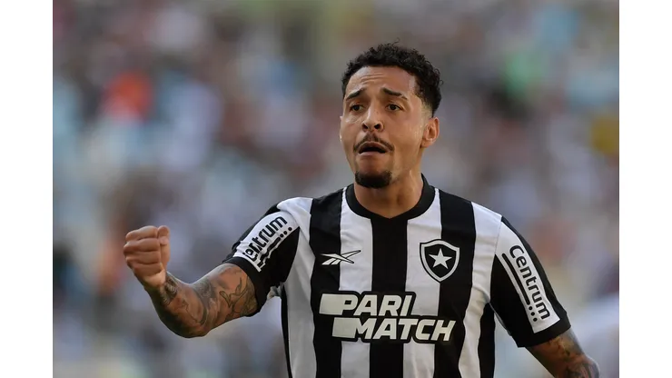 Gregore durante confronto contra o Fluminense no Campeonato Carioca 2024.