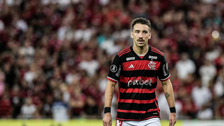 Léo Ortiz vinha sendo escalado como volante - Foto: Thiago Ribeiro/AGIF
