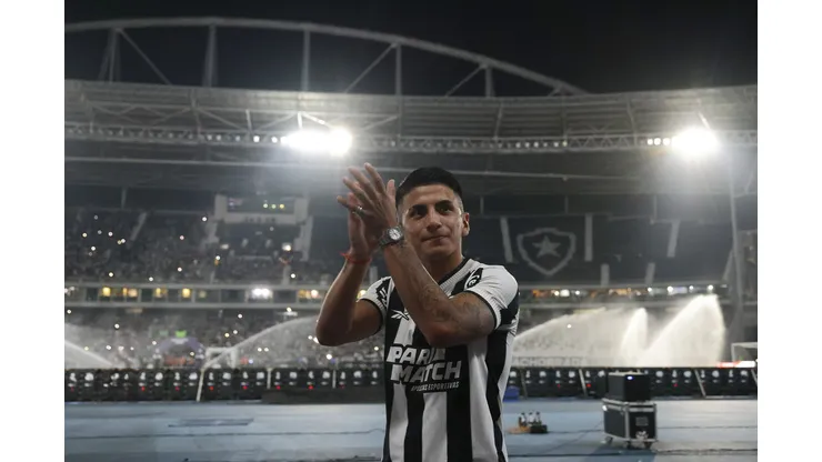 Thiago Almada durante apresentação para a torcida contra o Atlético-MG.