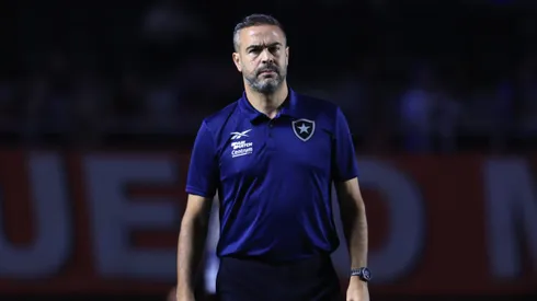 Artur Jorge tecnico do Botafogo durante partida contra o Sao Paulo no estadio Morumbi pelo campeonato Brasileiro A 2024. Foto: Marcello Zambrana/AGIF