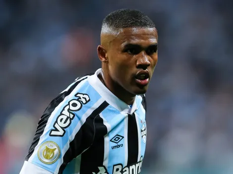 Futuro de Douglas Costa surpreende e chega voando no Grêmio