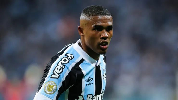Douglas Costa atuando no Grêmio em 2021