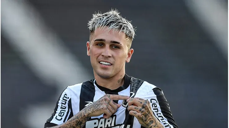 Diego Hernández atuando no Botafogo em 2024